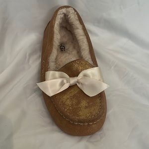 UGG slippers  (USA 7) tan with white bow
